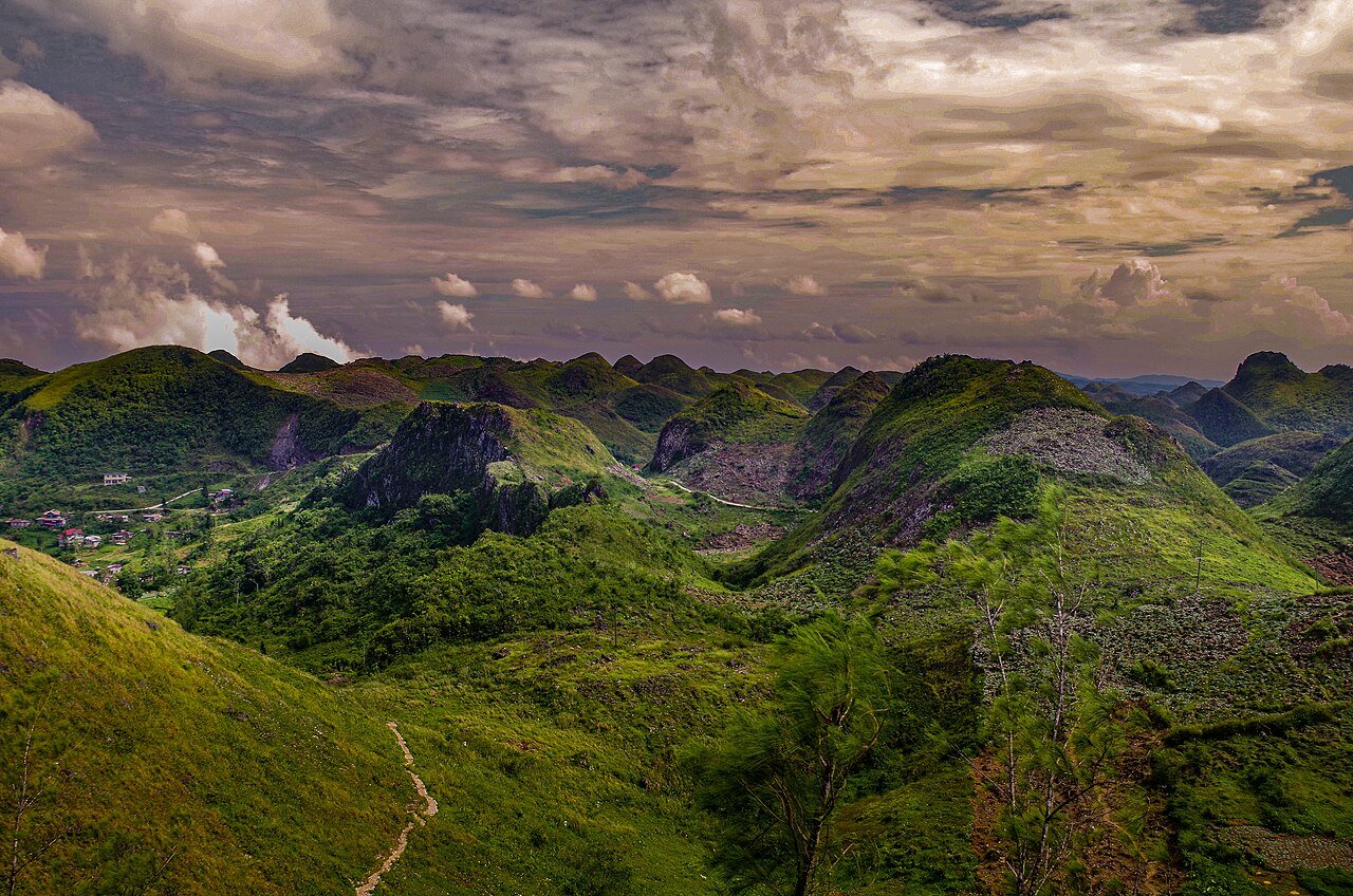 Osmena Peak grassy ridge, the highest point on Cebu island near Moalboal