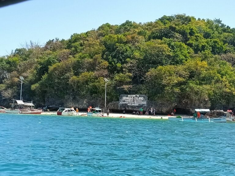 Boats and islands at Hundred Islands, Alaminos, Pangasinan