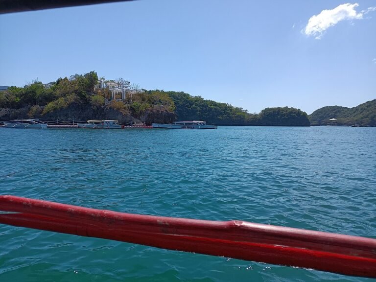 Boats and islands at Hundred Islands National Park near Alaminos, Pangasinan